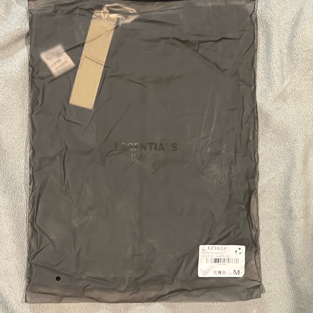 ESSENTIALS BLACK T-SHIRT